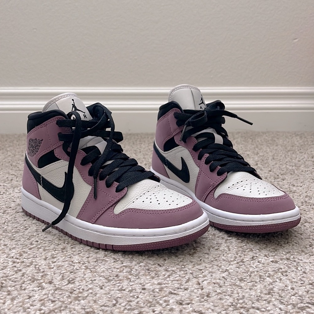 Nike Women’s Air Jordan 1 Mid SE LIGHT MULBERRY/LIGHT BONE/WHITE/BLACK Size 5.5